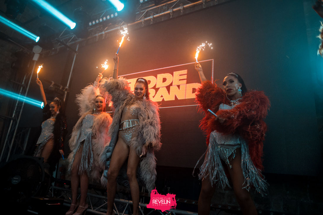 Revelin performers performing with Fedde Le Grand evening